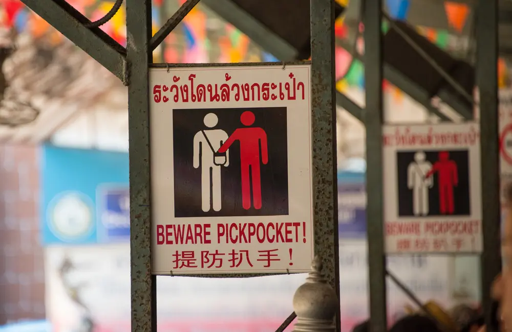 A warning sign for pickpockets in Thai and Mandarin. Image: Shutterstock