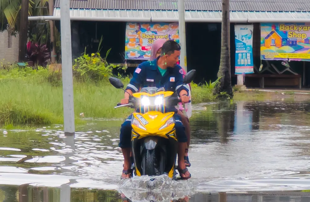 Officials warn against travelling to Malaysia and southern Thailand as deadly floods hit region