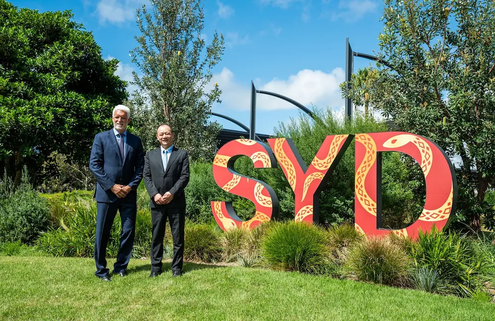 Hong Kong Airlines drops Sydney-HK return fares for $129 return (+ taxes) 1 (L-R) Scott Charlton, CEO Sydney Airport and Jeff Sun, President Hong Kong Airlines.