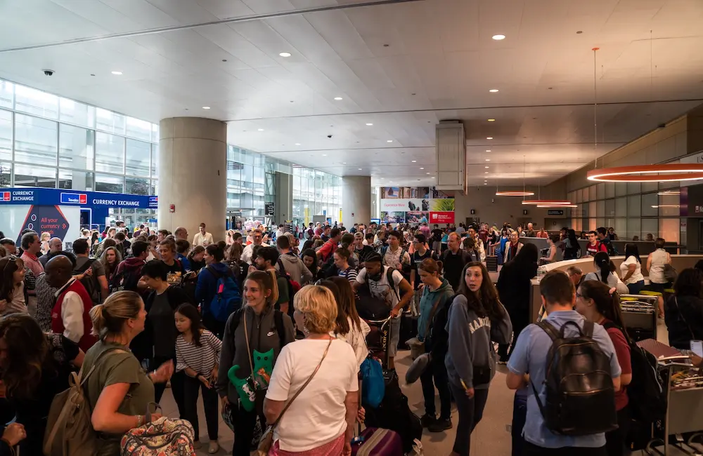 US Travel warns of $1.5B weekly losses, delays and disruptions if govt shutdown goes ahead 2 Crowds at a busy US airport.
