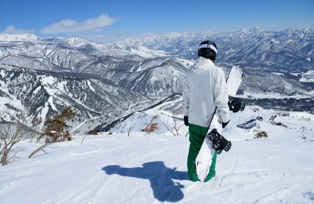 Australians still flocking to Japan, with nearly 50% more visitors in April 2 Snowboarder in Hakuba Happo resort in Nagano, Japan.