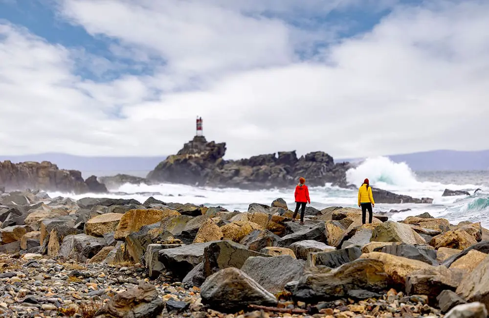 Atlantic Canada in autumn: 4 East Coast provinces with diverse cultures, sea-to-table flavours & alluring nature 13 Two females at Discovery UNESCO Global Geopark in Newfoundland & Labrador. Image: Dru Kennedy