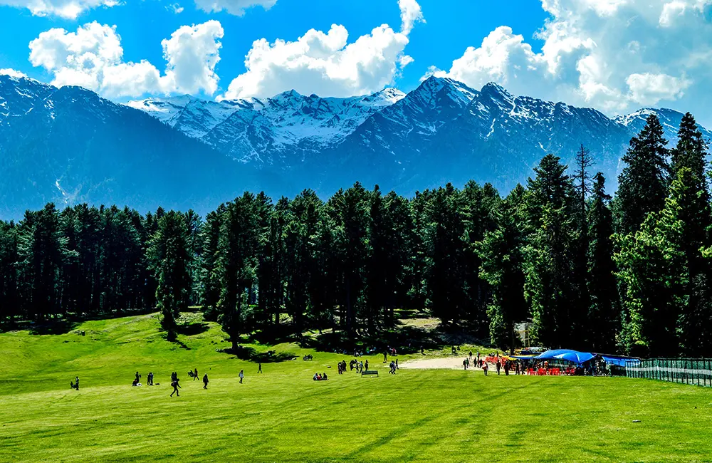 Kashmir conflict escalates: Tour operators react to India-Pakistan border closures & flight cancellations 1 Baisaran Valley in Kashmir with the Himalayas in the background – 2025 Kashmir conflict