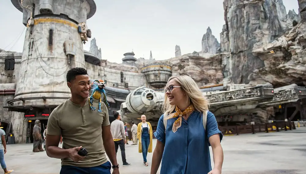 Are these Viva Holiday Anaheim deals the 5-night fun injection you need? 4 1000x568 Anaheim in style StarwarsGalaxyEdge Disney Copyright