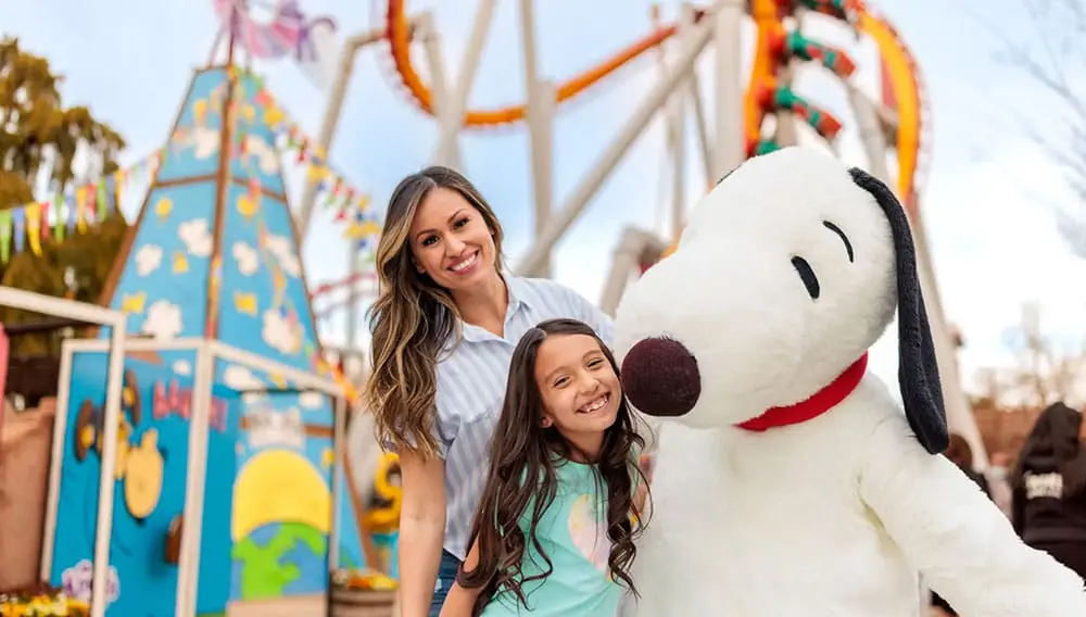 Are these Viva Holiday Anaheim deals the 5-night fun injection you need? 2 1000x568 Family Park Getaway PEANUTS Celebration Main Gate