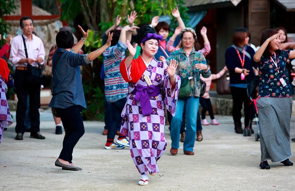 People performing Kachashi, a traditional folk dance. Image: OCVB