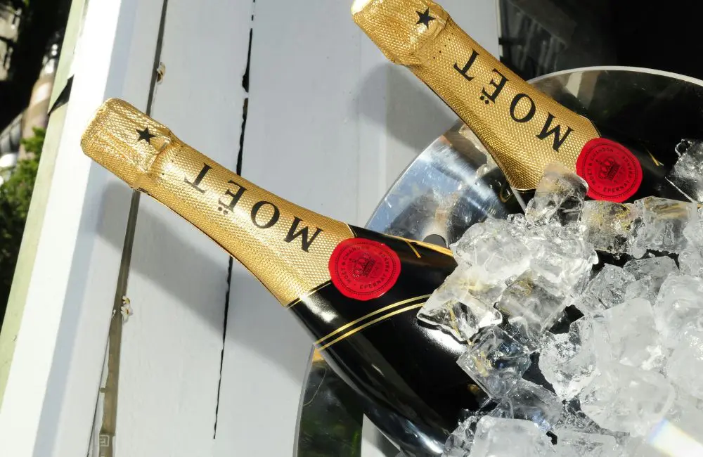 Raise a glass: Emirates elevates inflight dining with exclusive champagne pairings 3 Moët & Chandon