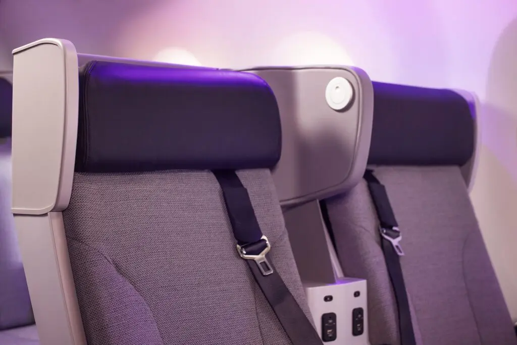 Air New Zealand’s new Dreamliner, with world-first retrofit, to make debut on Aussie route 3 Air NZ's Premium Economy privacy wings and reading light