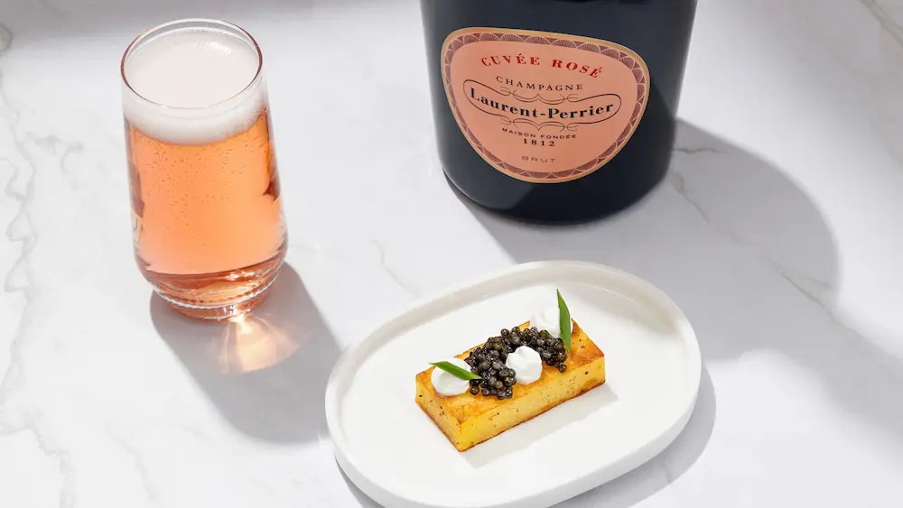 United Airlines unveils new 787s, with caviar before takeoff & world’s largest Economy screens 6 UA caviar