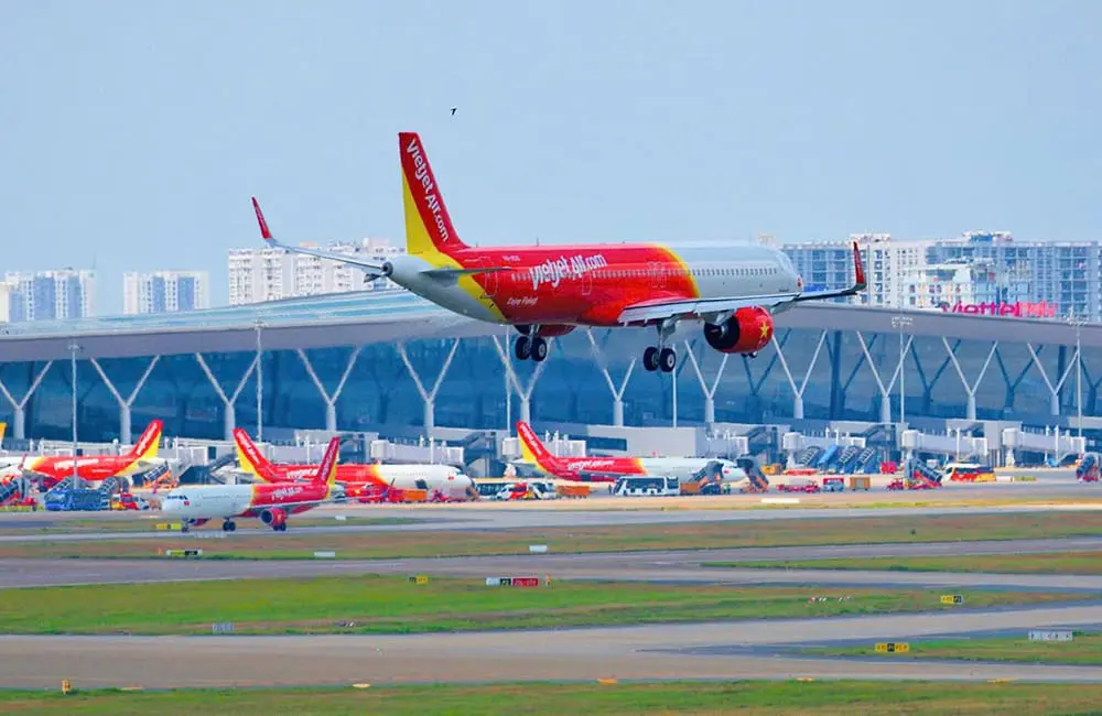 Ding dong! Australia's biggest Vietnamese carrier reports 24% increased earnings in 2025 already 1 Vietjet aircraft lined up on airport tarmac.