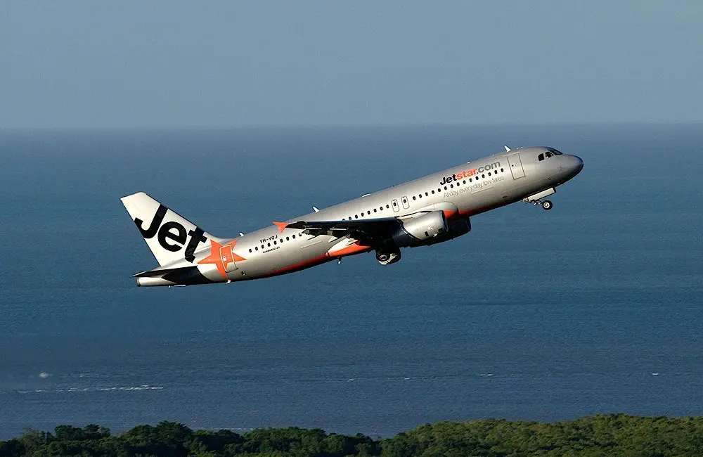 Jetstar re-establishes Aussie link with this NZ city today for first time in 13 years 1 Jetstar will take off across the Tasman, connecting Sydney and Hamilton for the first time in over a decade.