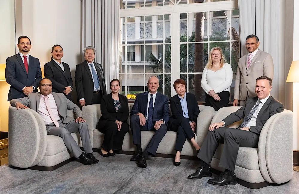 Paradox rebrands Radisson Blu Sydney as its first Australian hotel 3 Top row L to R: Anshu Chhetri, Kaye Duran, Jeffrey Wong, Anu Pietilainen, Oswin Ribeiro. Bottom row L to R: Jean-Bernard Raousing, Annika Spaans, Peter Tudehope, Grace Yap, Terry Oomens.