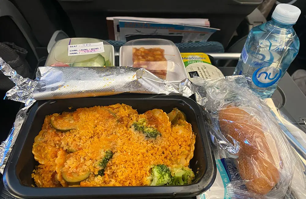 Flight Test: Singapore Airlines – Brisbane to Brussels on a mixed-class ticket 8 Economy Class vegan meal tray on Singapore Airlines. Image: Cassie Tannenberg