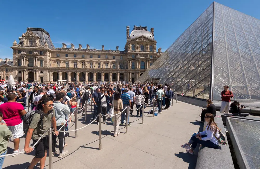Louvre closes doors amid strike over crowds and overtourism crisis