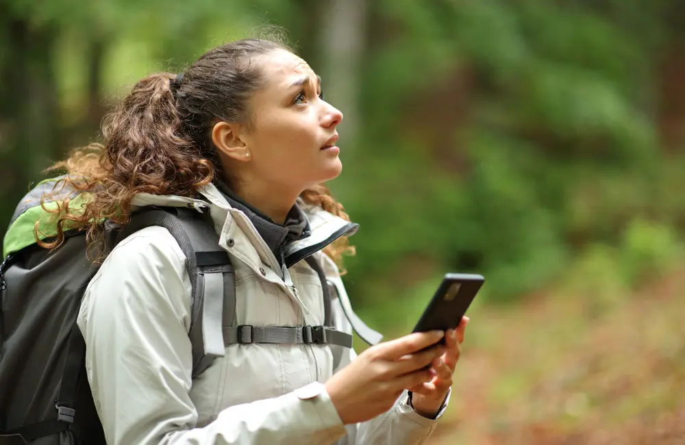 Karryon Top 10 stories of the week: Catch up on our most-wanted: Jul 18 2 Worried lost hiker looking around with smartphone – Karryon Top 10 Stories of the Week