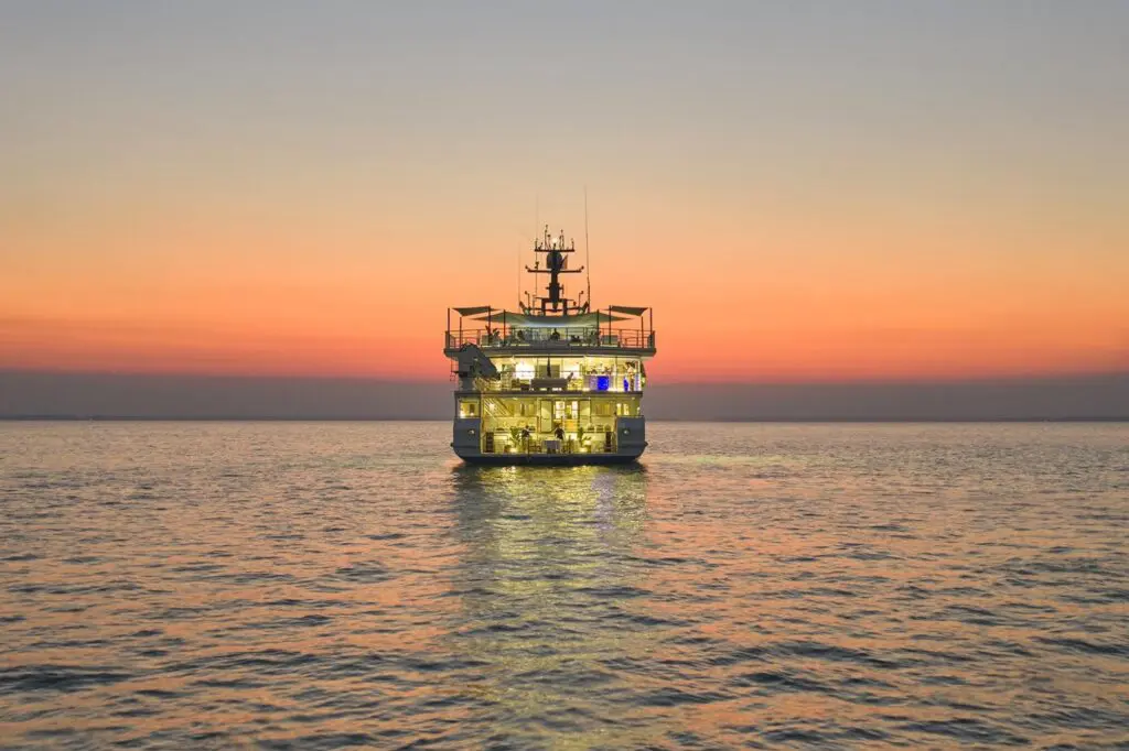 Multi-lingual, multi-talented expedition expert Jorge Villamarin talks Pearl Expeditions 4 Paspaley Pearl at sunset
expedition