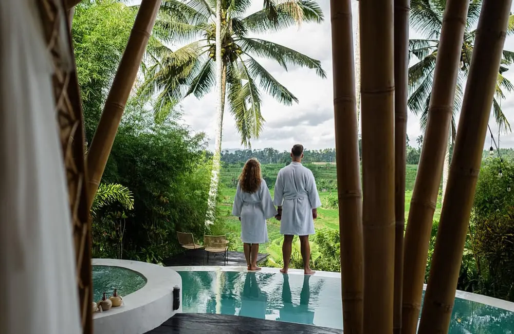 What Australian advisors can learn about US luxury trends from America’s largest travel company 9 Luxury travel couple at infinity pool in Bali, Indonesia, Image: Shutterstock