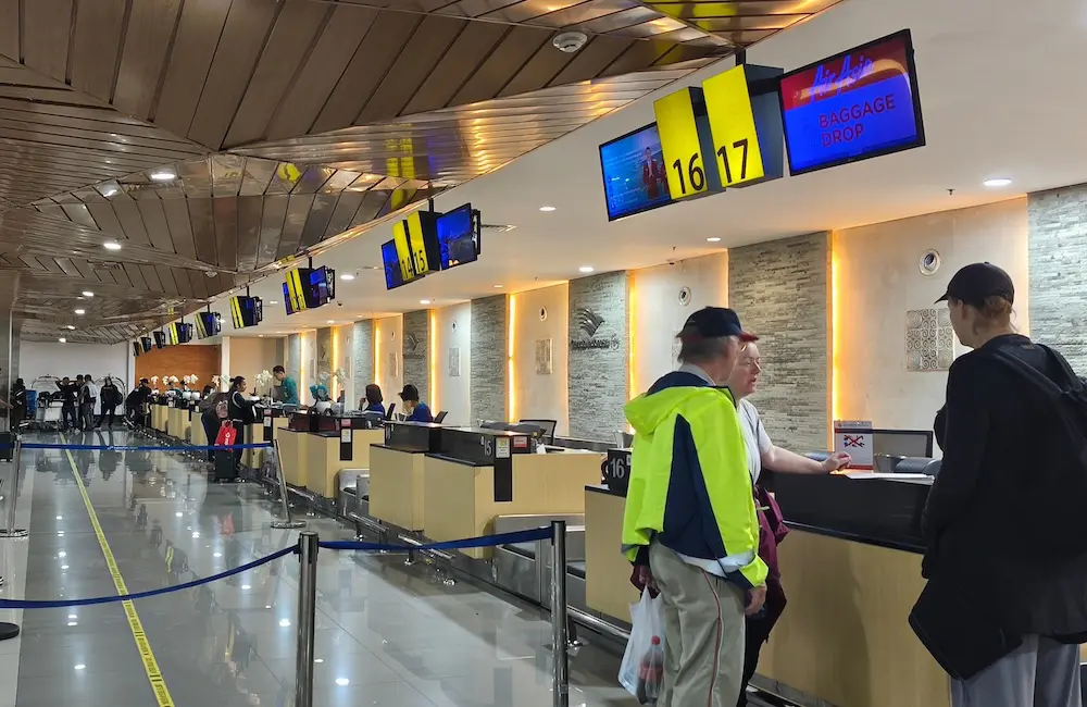 Karryon Top 10 stories of the week: Catch up on our most-wanted: Aug 22 9 An AirAsia counter at Bali Denpasar airport.