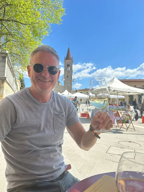 What Australian advisors can learn about US luxury trends from America’s largest travel company 2 Darren Wright raises a glass at alfresco restaurant in Arezzo in Eastern Tuscany. US luxury travel trends Image: Supplied