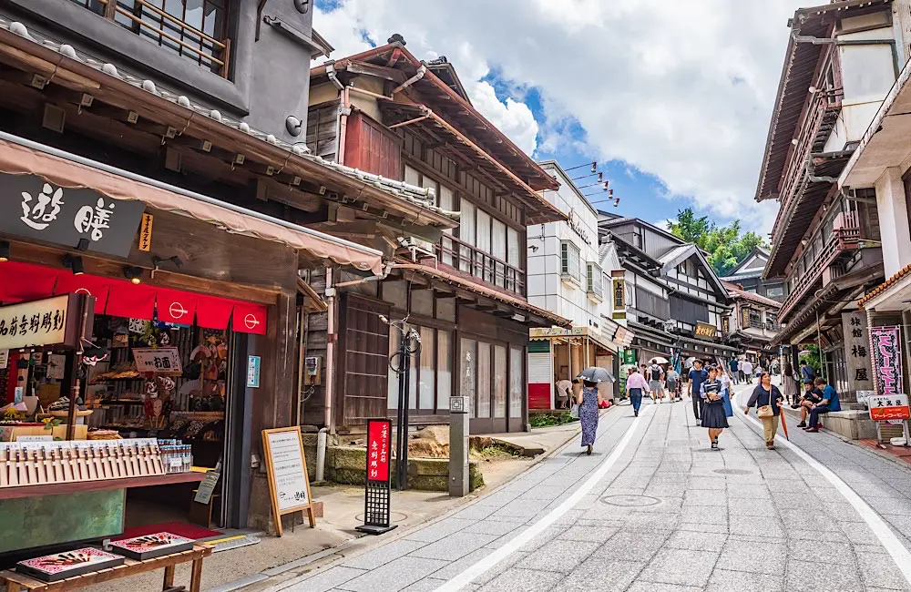 Tourists walking and shopping around Omotesando Narita Street. Shutterstock | Suchart Boonyavech