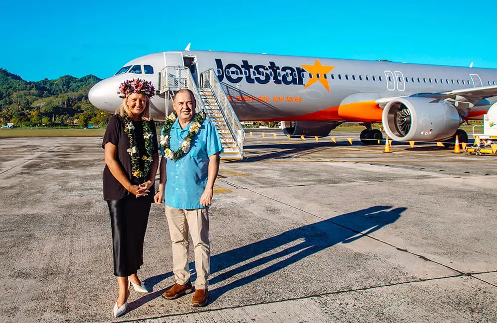 Jetstar starts first-ever flights from Brisbane to this South Pac paradise in May 2026 1 Jetstar Group CEO Stephanie Tully & Cook Islands Prime Minister Mark Brown at Rarotonga International Airport.