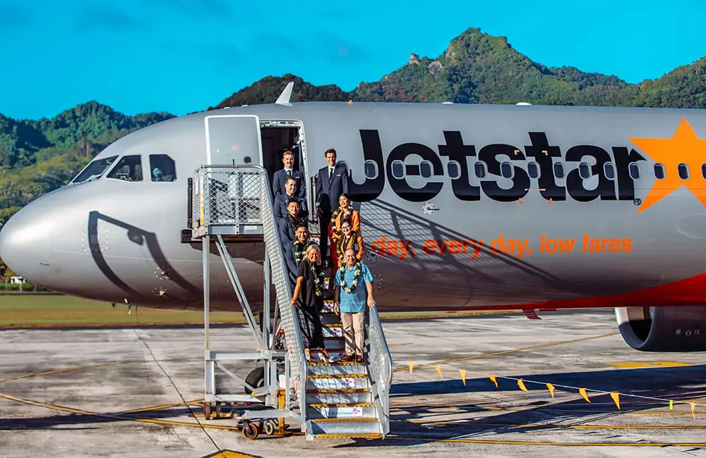 Jetstar starts first-ever flights from Brisbane to this South Pac paradise in May 2026 2 Jetstar Group CEO Stephanie Tully & Cook Islands Prime Minister Mark Brown with JQ crew at Rarotonga International Airport.