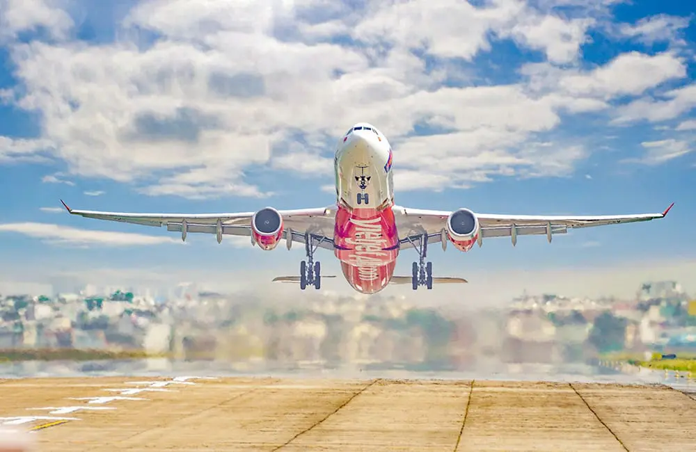 8/8 sale alert: Vietjet slashes up to 80% off fares; hits 80% of yearly financial target in 6 months 1 Vietjet aircraft takes off from airport with underbelly showing