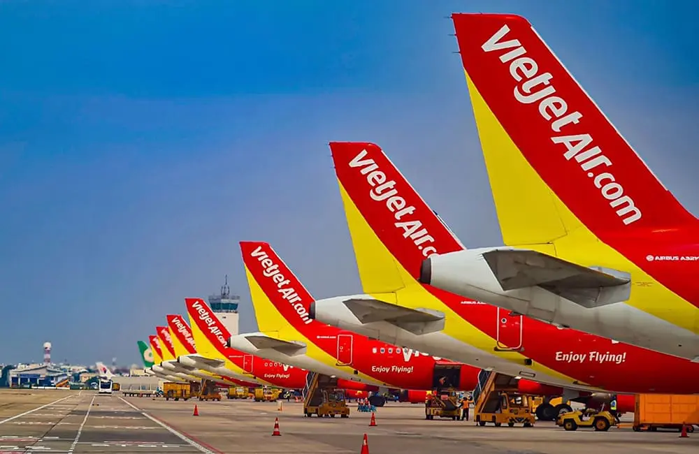 8/8 sale alert: Vietjet slashes up to 80% off fares; hits 80% of yearly financial target in 6 months 2 Vietjet aircraft tails lined up on tarmac.