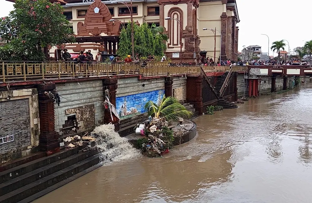 Karryon Top 10 stories of the week: Catch up on our most-wanted: Sep 19 9 Record rainfall caused severe flooding in six of Bali’s nine regencies, impacting transport networks and prompting a provincial state of emergency. Image: Prema Parameswari / Shutterstock.com