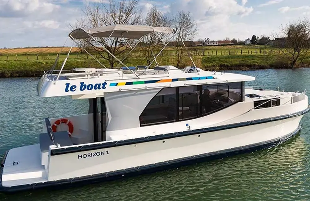 Le Boat's Horizon 1 vessel on UK waterway.