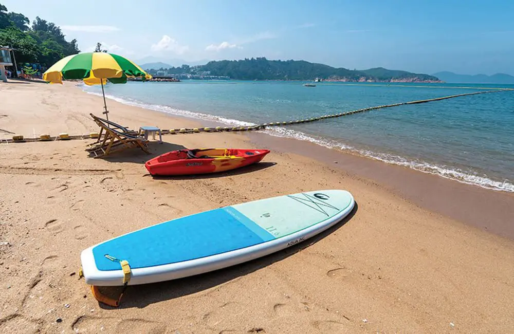 Natural attractions impress, including Cheung Chau’s crescent-shaped Tung Wan beach. ©HKTB