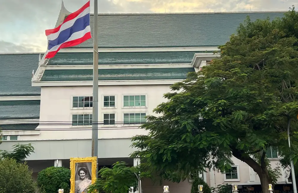 Has the death of Thailand’s Queen Mother Sirikit impacted travel? What Aussies need to know 3 Flags are flying at half-mast at public buildings, such as Thammasat University in Bangkok. Image: retirementbonus/Shutterstock