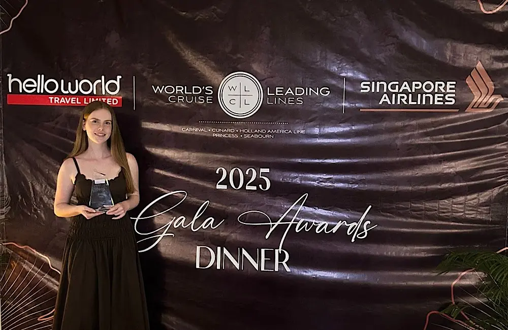Meet Taylor Meredith: Helloworld’s new Rising Star 5 The newly crowned Rising Star holding her award at Helloworld Frontliners in Fiji.