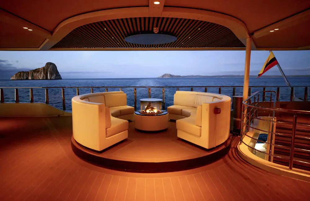 Silver Origin's indoor-outdoor Explorer Lounge