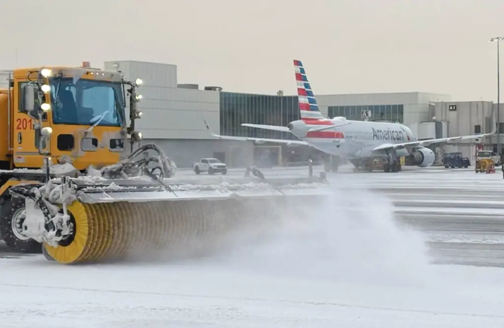 Deadly Storm Fern grounds 11,000+ flights in just one day; 5,000+ more cancelled Mon