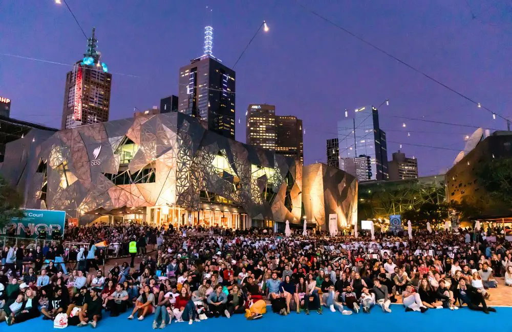 Crowds watching an Australian Open tennis match in central Melbourne © Mitchell Luo