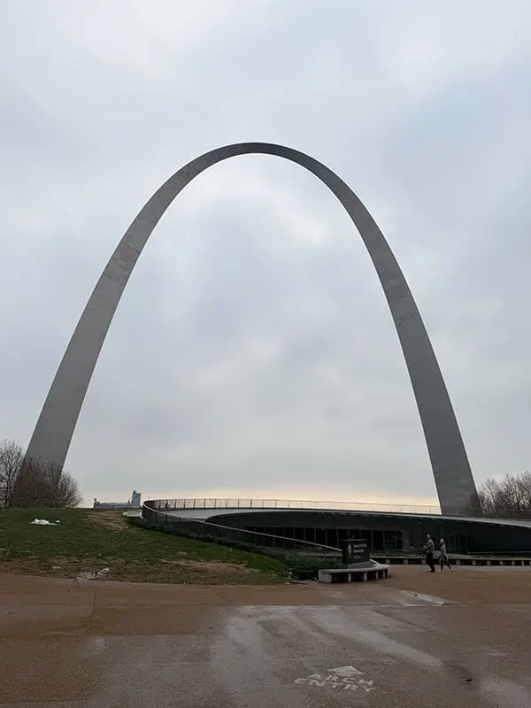 The soaring Gateway Arch landmark in St Louis, MO. Image: Cassie Tannenberg