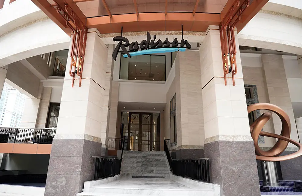 Radisson Hotel Chateau De Bangkok entrance.