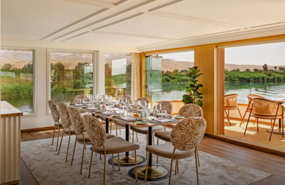 AmaDahlia dining room