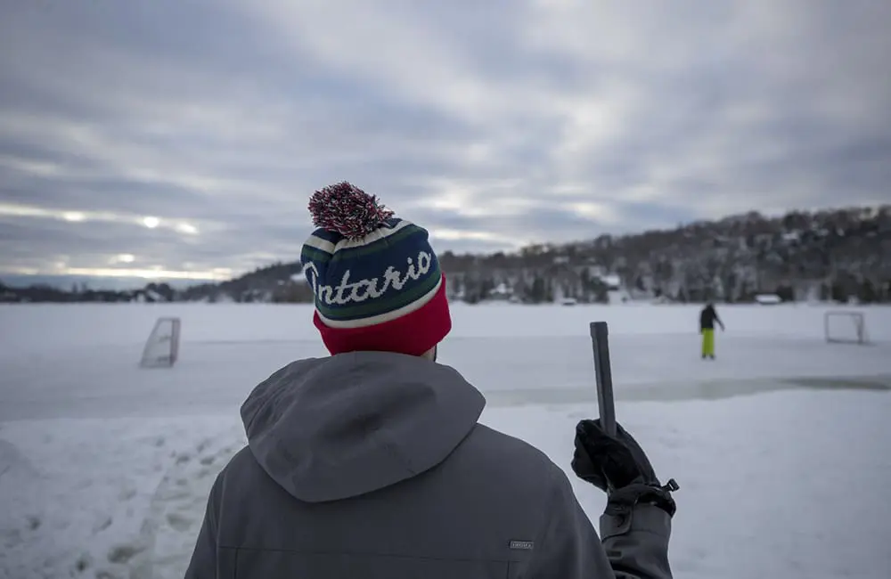 Outdoor hockey rink with player wearging Ontario tuque. Image: Destination Ontario
