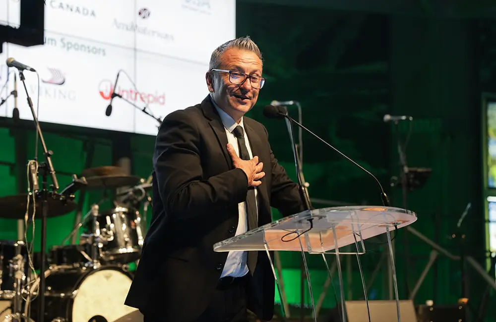 itravel CEO Steve Labroski congratulates the winners at the gala dinner and awards ceremony.
