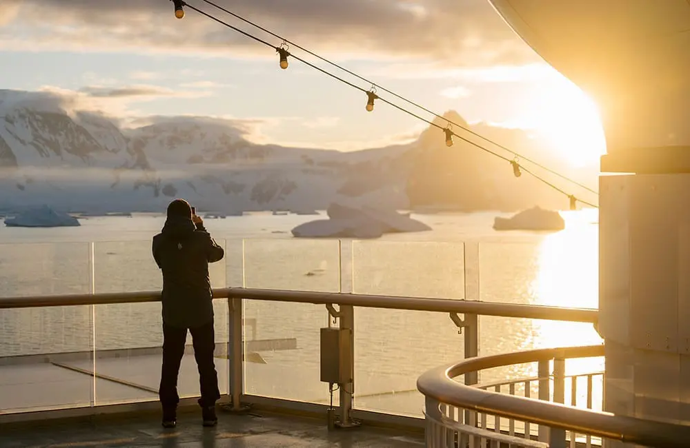 1000x650 5 20260113 Antarctica Pleneau Island sunset KayFochtmann
