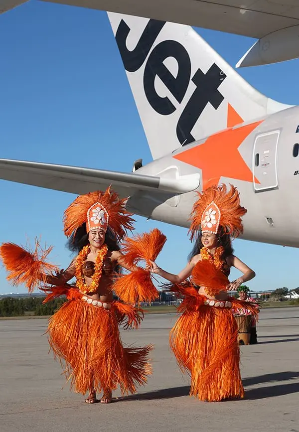 Direct connect to the Cook Islands: First-ever Jetstar Brisbane-Rarotonga flight takes off 1 Cook Islands dancers with Jetstar plane - new Jetstar Brisbane-Rarotonga flight