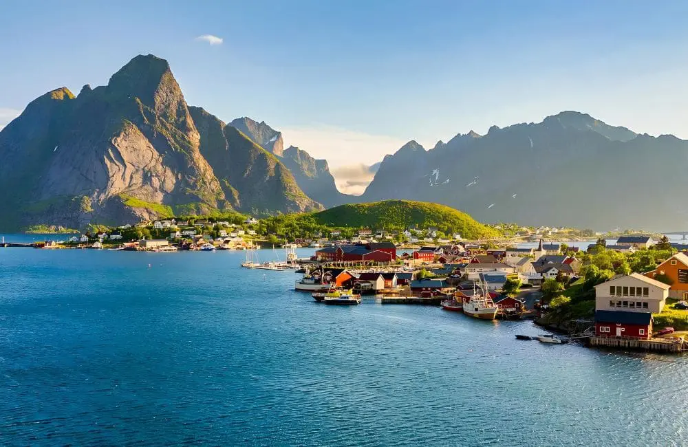 Luxury Escapes has unveiled its first private jet tour to the Arctic