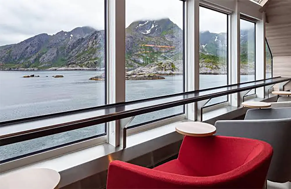 Explorer lounge and bar