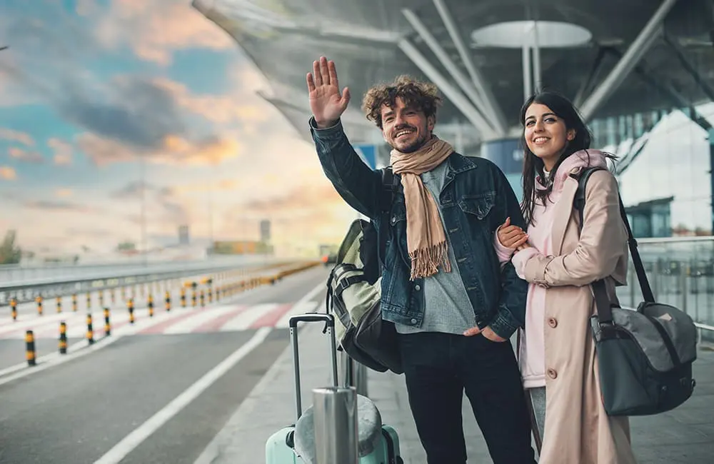 Couple hailing transport at US airport – Brand USA
