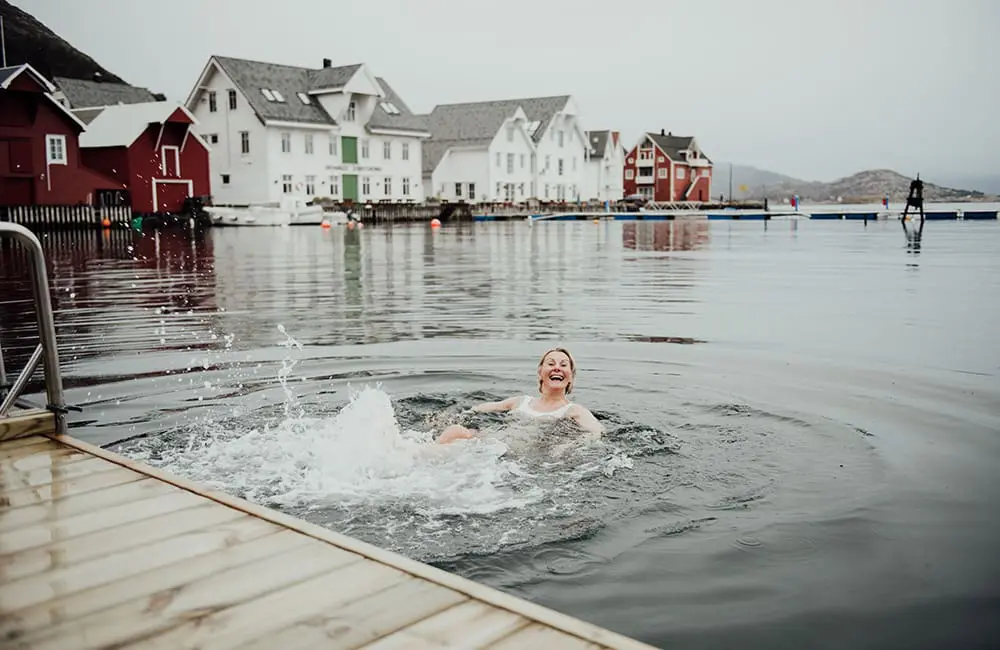 Intrepid-Travel-Norway-accom-Knutholmen-traveller-winter-swim-happy-
