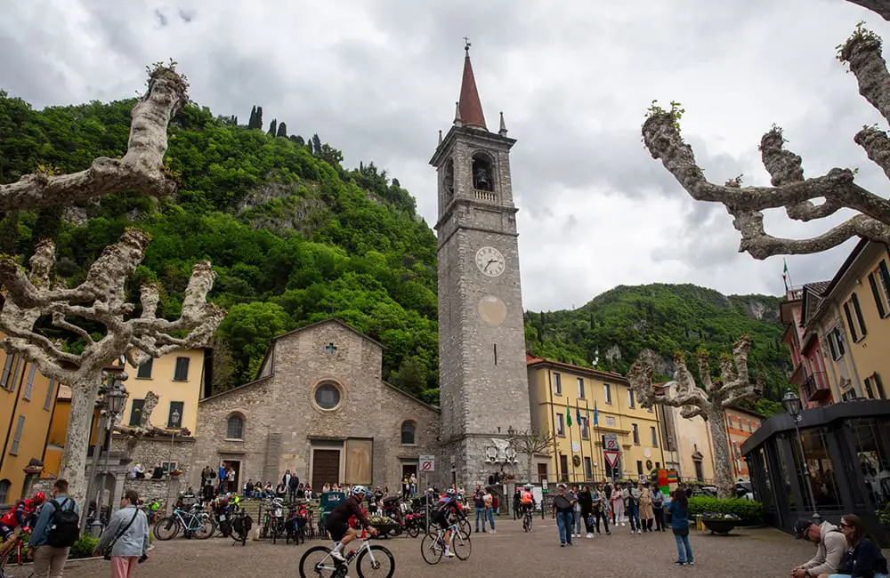 Church of San Giorgio in Varenna, Lake Como, Italy with tourists. Image: Spondylolithesis/iStock