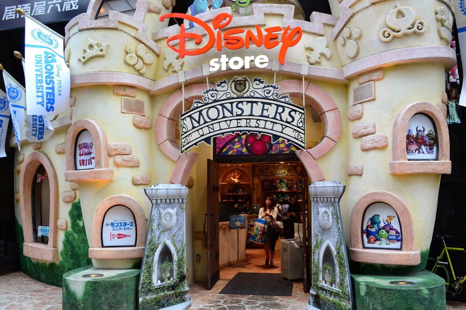 Disney store. Disney Store Mexico. Магазин Дисней за границей фото.