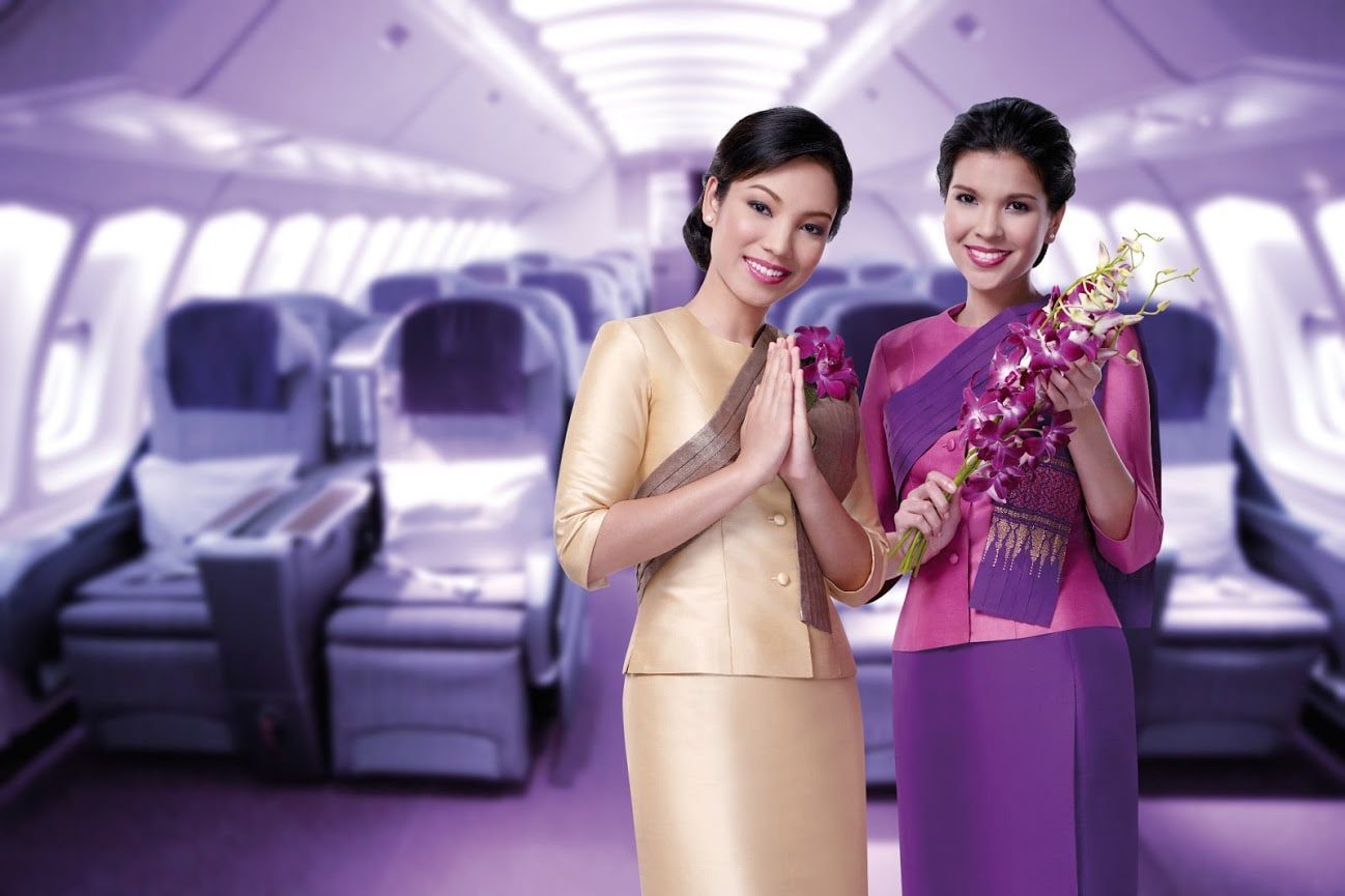 Россия тайланд самолет. Thai Airways бортпроводники. Thai Airways авиакомпания стюардессы. Бортпроводник тайские авиалинии. Thai Airways форма бортпроводников.